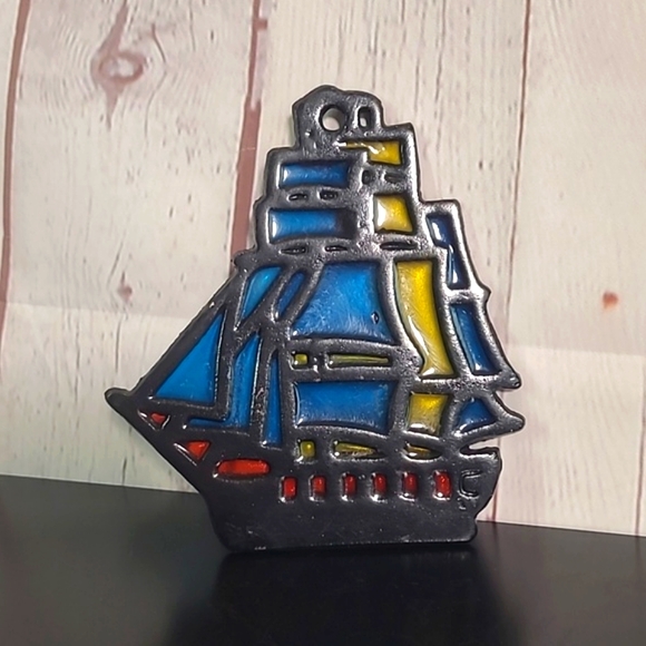 Vintage 80s Pirate Ship Boat Sailboat Stained Glass & Cast Iron Trivet Taiwan - Picture 2 of 10
